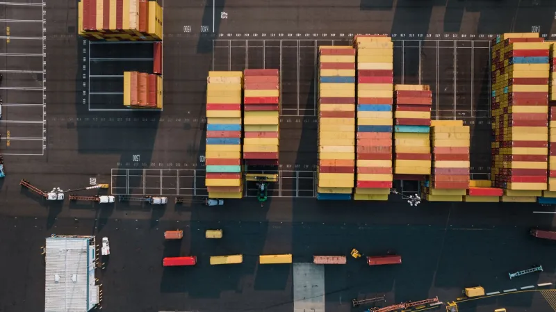 Port Chaos, Empty Shelves: How Logistics Disruptions Are Reshaping Disposable Supply for US Businesses